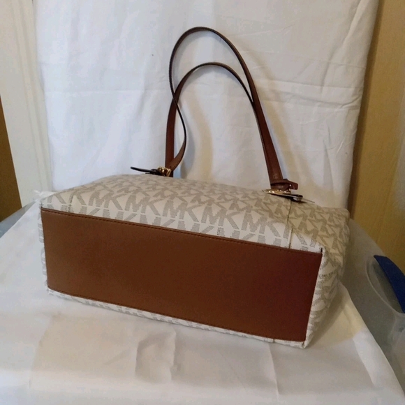 Michael Kors Jet Set MD Saffiano Leather Tote Handbag In VANILLA/LUGG - Picture 7 of 14